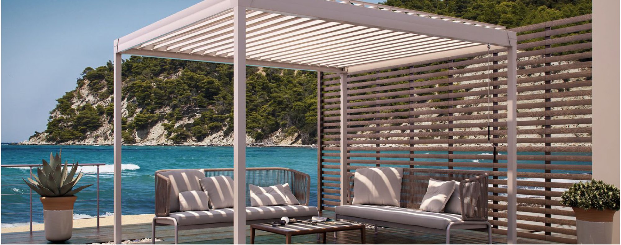 Pergola con frangisole in legno affacciata sul mare, con divani e poltrone da esterno