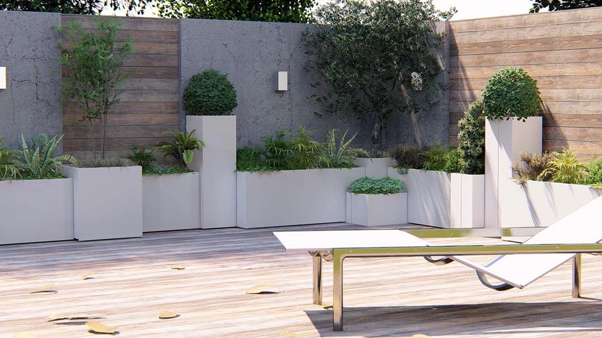 Terrazzo con fioriere bianche modulari, piante e pannelli frangivista lungo il muro