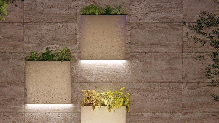 Fioriere luminose fissate a una parete in pietra, con luce LED sotto ogni vaso