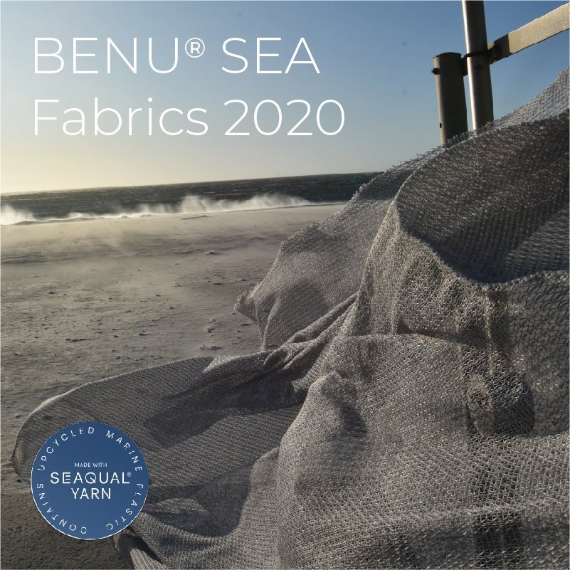 Tessuto grezzo BENU Sea adagiato su una spiaggia in riva al mare, con la scritta “BENU Sea Fabrics 2020” e il marchio Seaqual Yarn