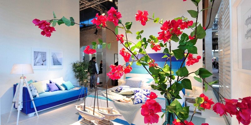 Allestimento di una camera d’albergo in stile marino con bouganville in fiore a Sia Guest