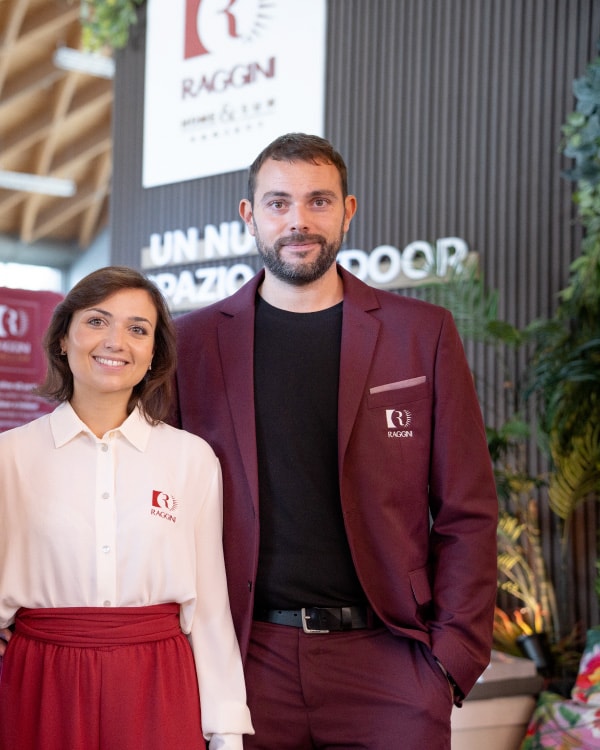 Silvia e Marco Raggini nello showroom, con la divisa dell’azienda