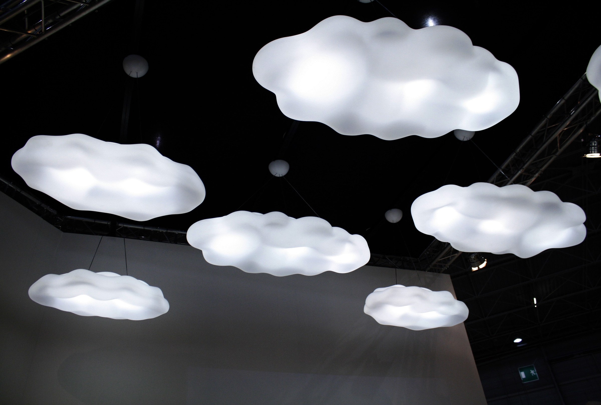 Lampade a sospensione a forma di nuvola, accese
