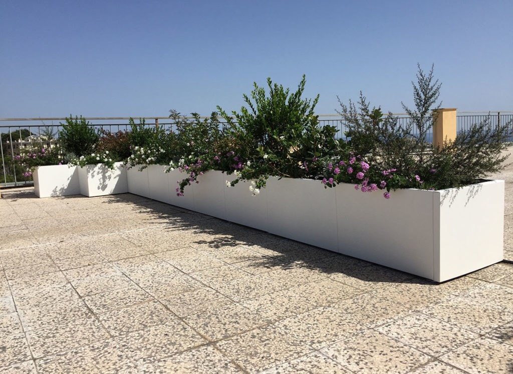 Lunga fioriera Potter bianca lungo il parapetto di una terrazza