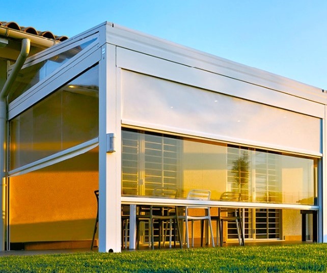 Pergola chiusa con tende Delta Double Zip trasparenti e filtranti