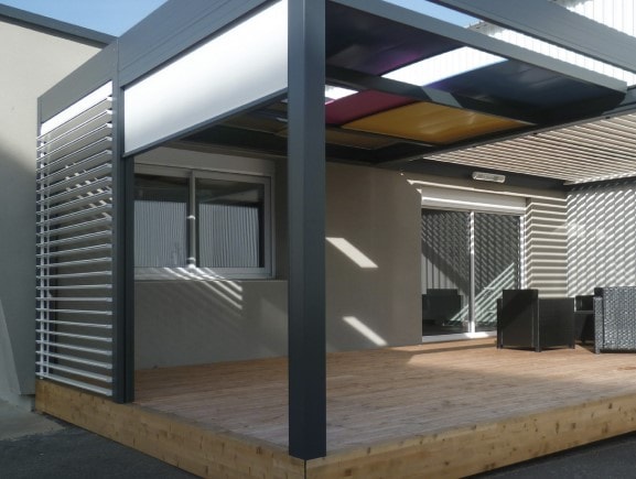 Pergola con chiusure laterali Shutter su una pedana in legno