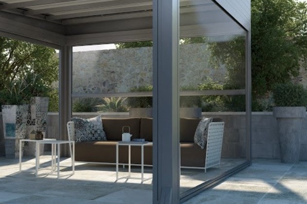Salotto sotto una pergola chiusa con Shy Zip Plus