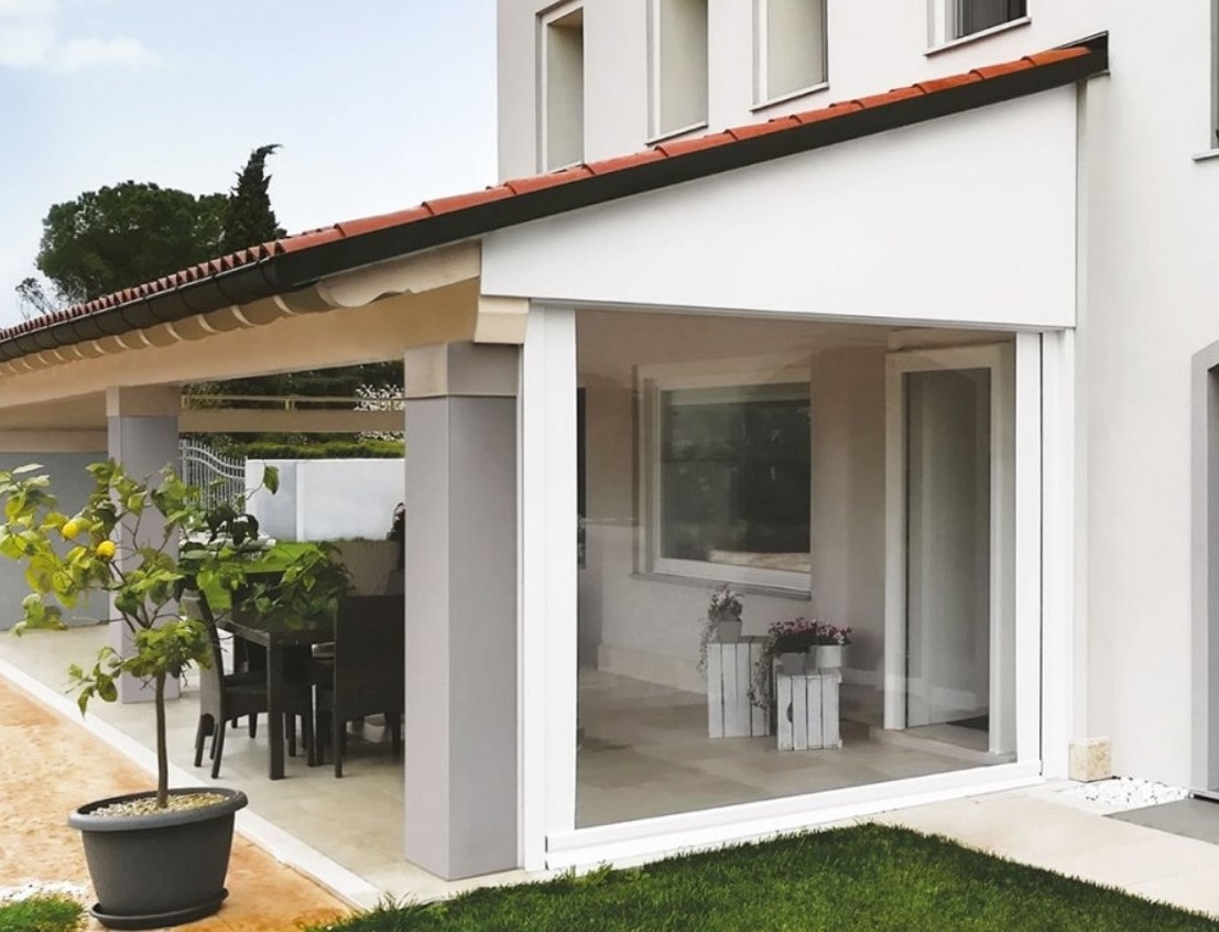 Portico di una casa chiuso con tende Shy Zip Plus