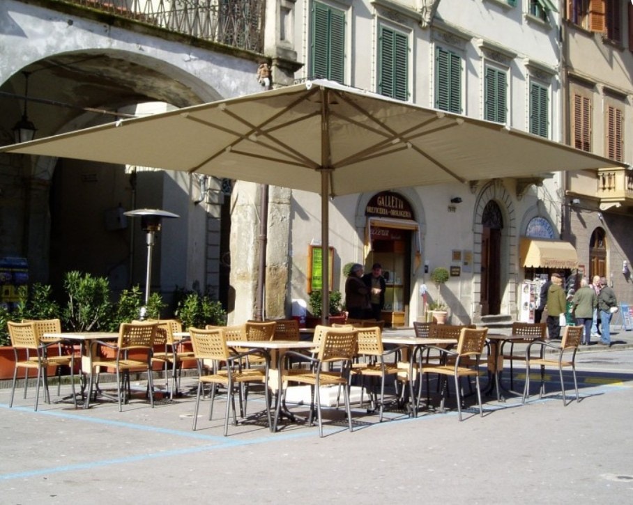 Ombrellone Dehor sopra i tavoli di un bar in una piazza storica