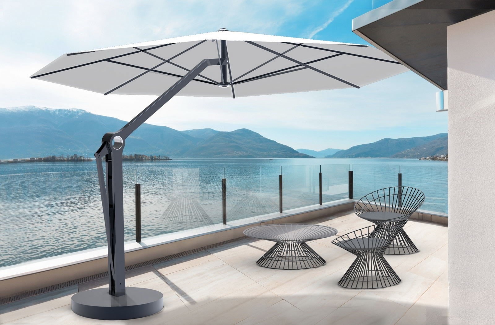 Ombrellone Joint bianco su una terrazza vista lago