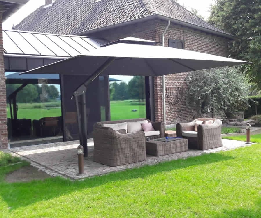 Ombrellone King grigio sopra un salotto in giardino