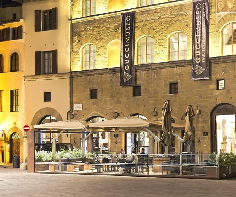 Ombrelloni King sopra un dehors in una piazza storica, di sera