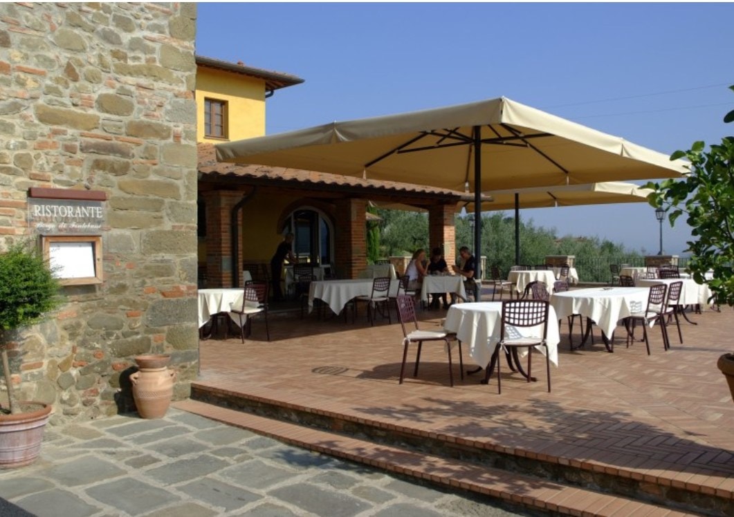 Ombrellone Magnum sopra la terrazza di un ristorante in pietra