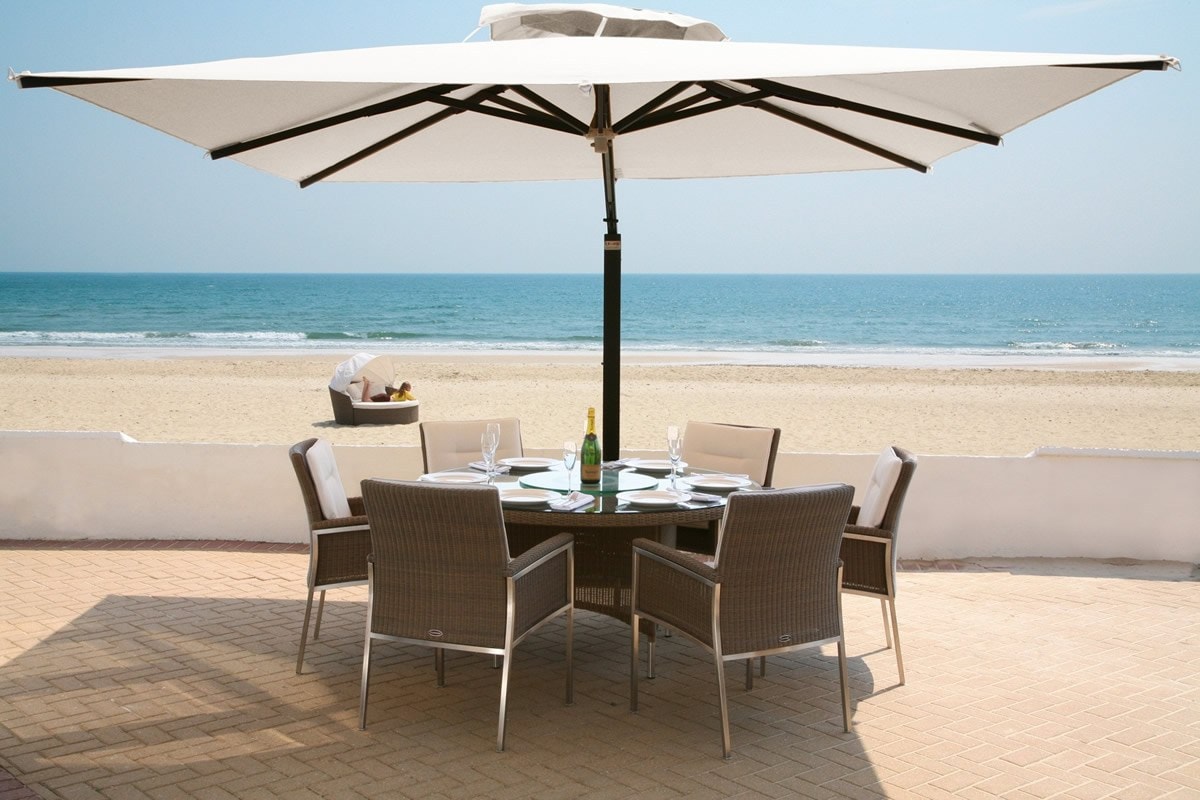 Ombrellone Summer sopra un tavolo da pranzo su una terrazza in spiaggia