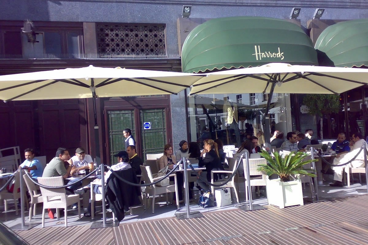 Ombrelloni Summer sopra i tavoli affollati di un bar
