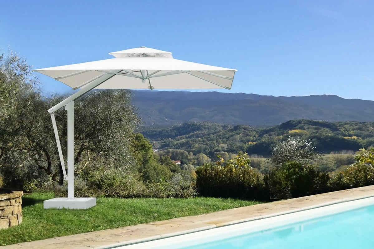 Ombrellone One bianco a bordo piscina, con vista sulle colline