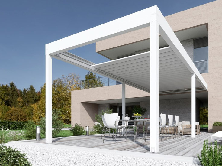 Pergola Calipso aperta in giardino, con tavolo da pranzo