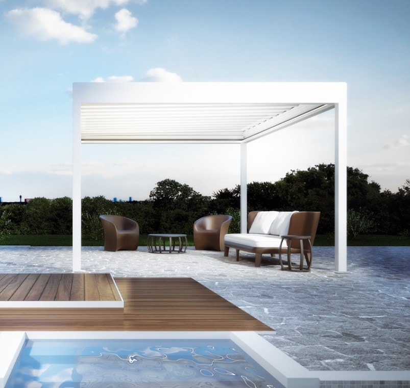 Pergola Calipso chiusa su una terrazza con vasca
