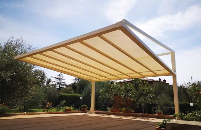 Carport color sabbia con telo chiaro in giardino
