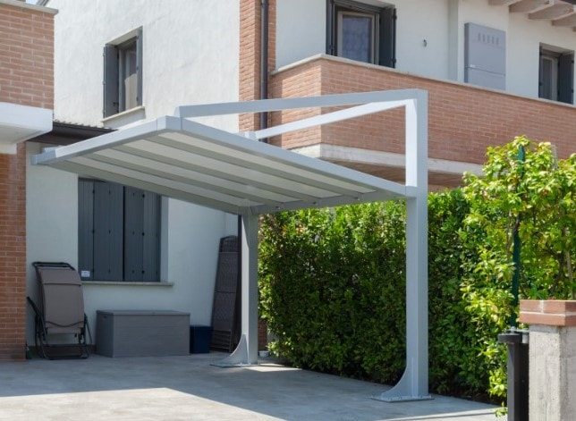 Carport bianco davanti a una casa
