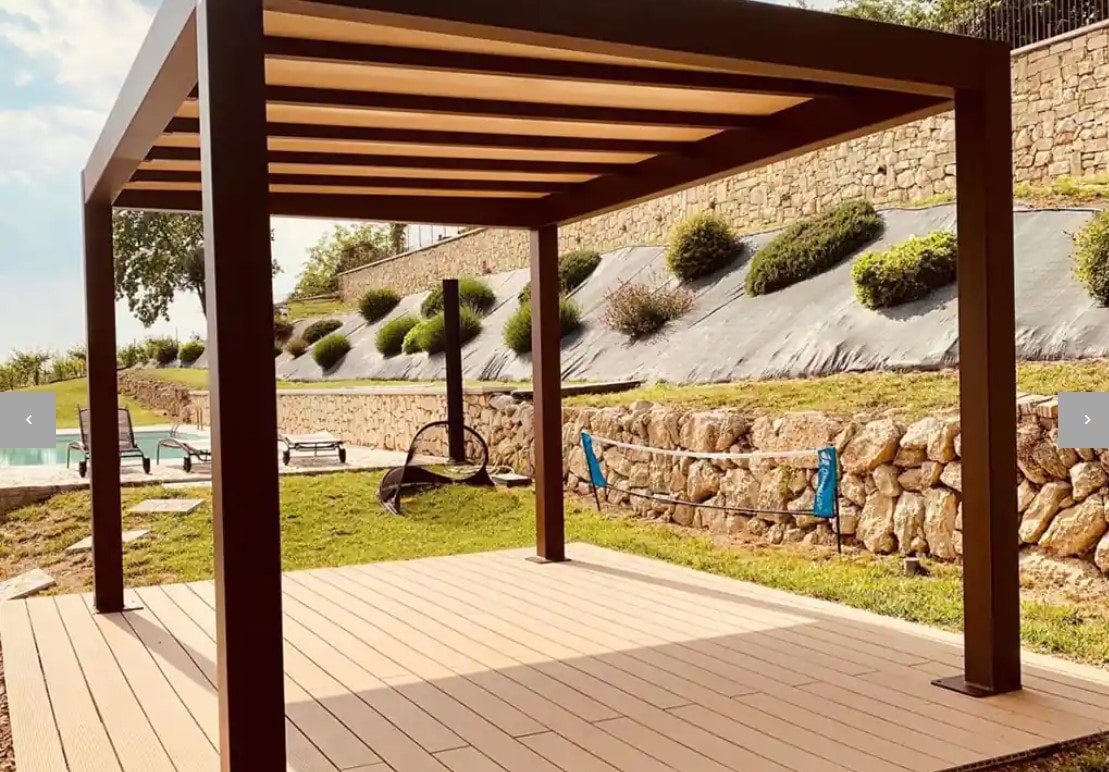 Pergola Flat Harmony marrone su una pedana in giardino