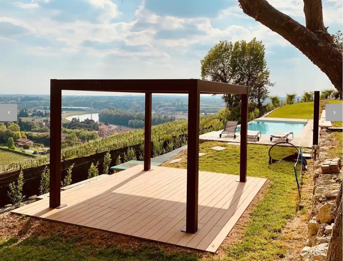 Pergola Flat Harmony su una pedana in collina, vicino alla piscina