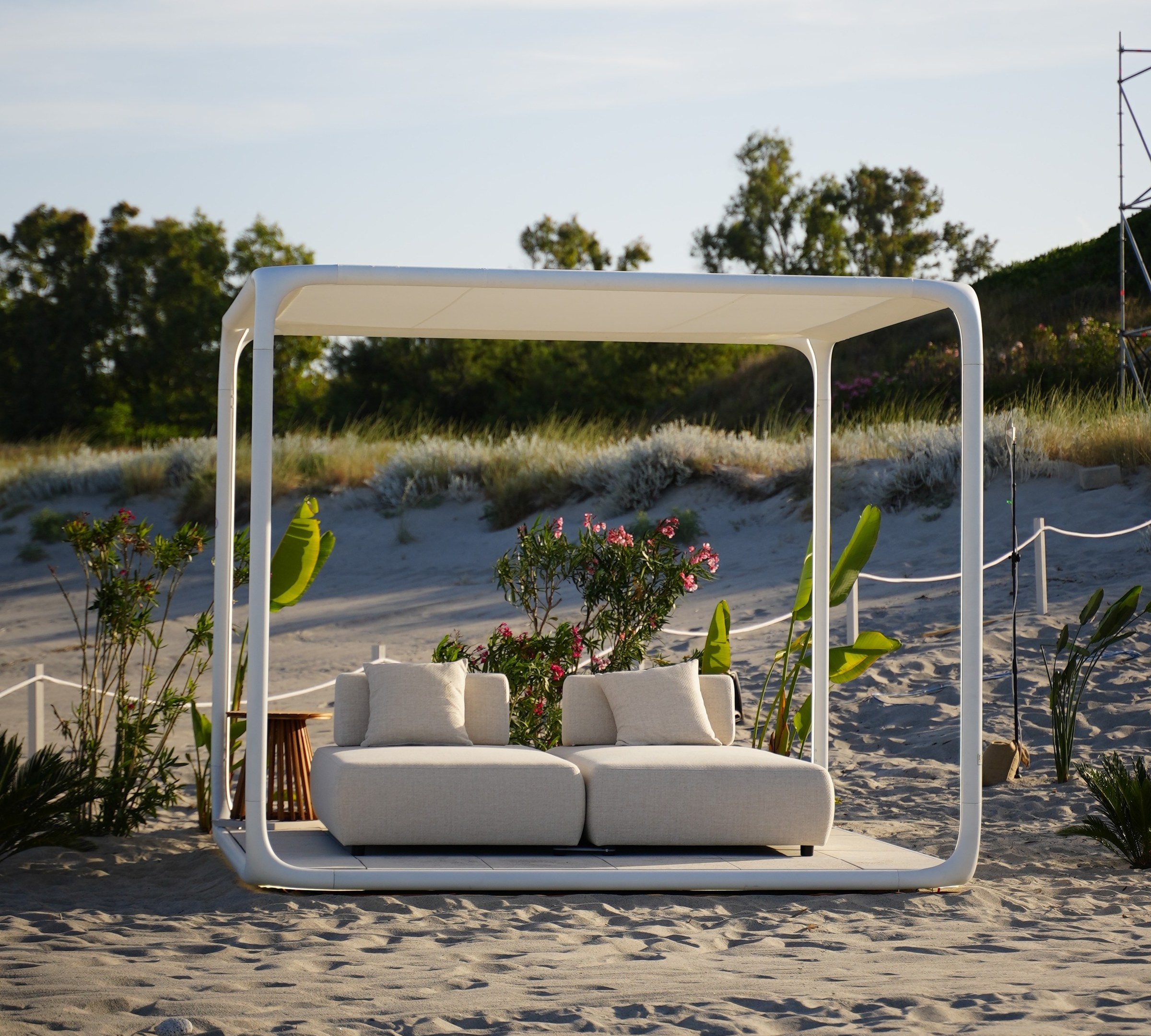 Gazebo 2.0 bianco con divano tra le dune e gli oleandri