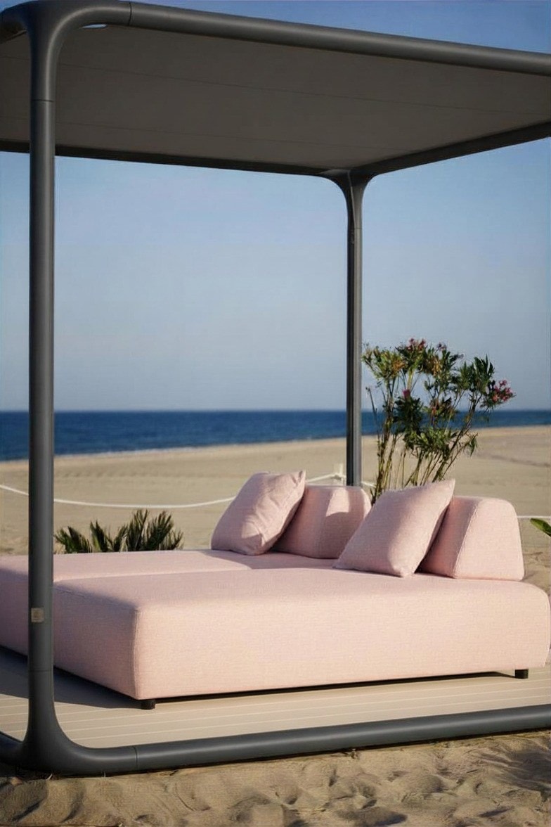 Gazebo 2.0 antracite con telo grigio e divano rosa sulla spiaggia