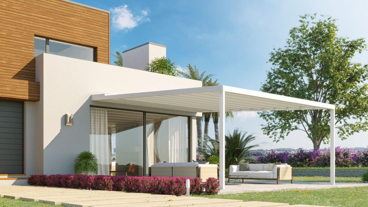 Pergola Illumia accanto a una villa, vista di lato