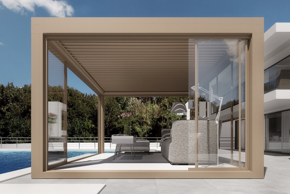 Pergola Mistral color sabbia con vetrate scorrevoli, accanto alla piscina