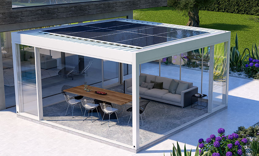 Pergola fotovoltaica chiusa da vetrate, con tavolo da pranzo