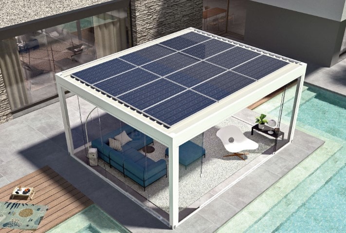 Pergola fotovoltaica con pannelli solari sopra un salotto, vista dall’alto