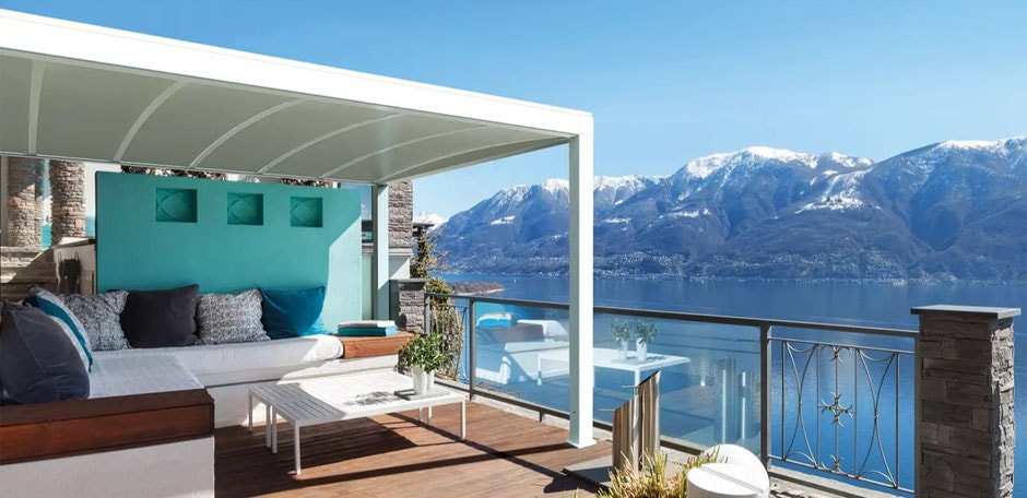 Pergola Tendal Plus su un terrazzo affacciato su lago e montagne