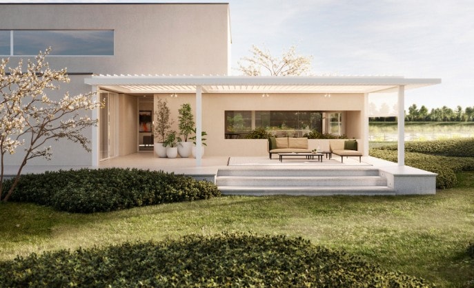 Pergola bioclimatica Renson bianca davanti a una villa con giardino