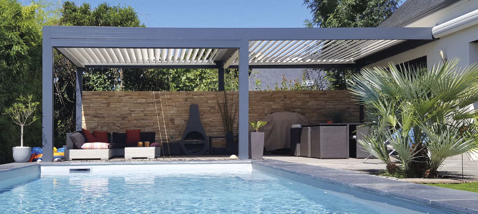 Pergola Zefiro antracite a bordo piscina