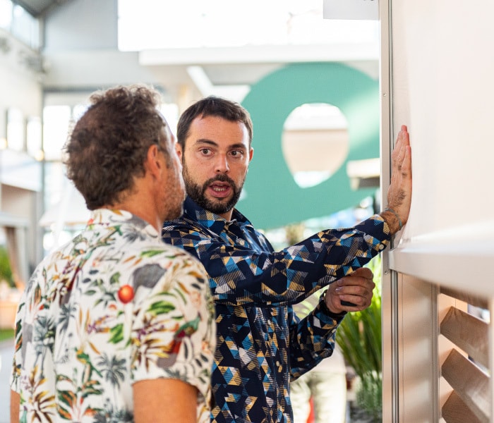 Un consulente mostra a un cliente il dettaglio di una struttura nello showroom