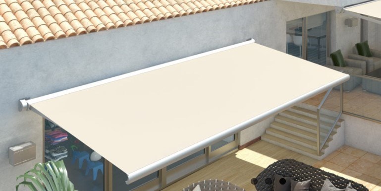 Tenda Armida color crema su una terrazza con piante