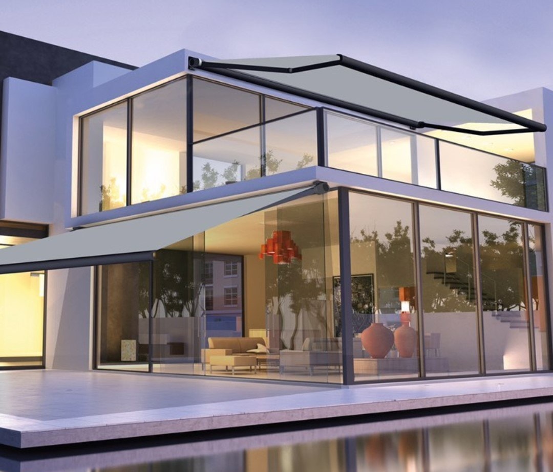 Tende Astron MB 500 su una villa moderna illuminata, affacciata sull’acqua