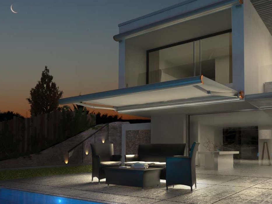 Tenda Astron MB 500 con LED su un patio con salotto, di sera