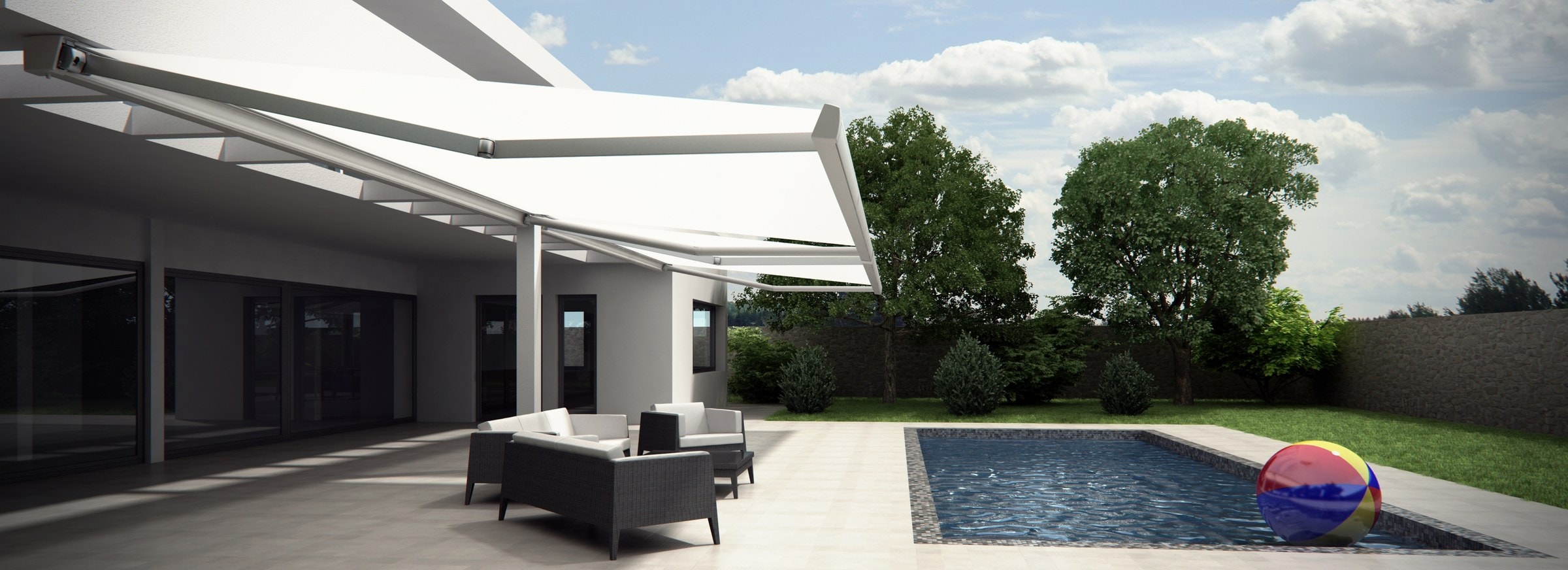 Tenda Calisto Mat bianca su un portico affacciato sulla piscina