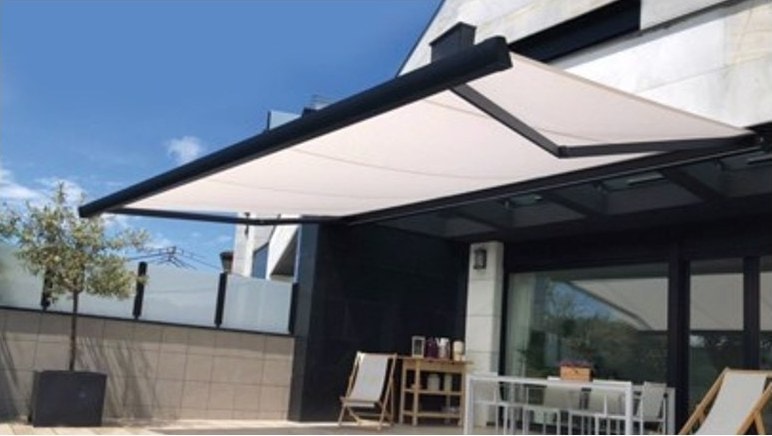 Tenda Calisto Mat bianca sopra la terrazza di una casa moderna