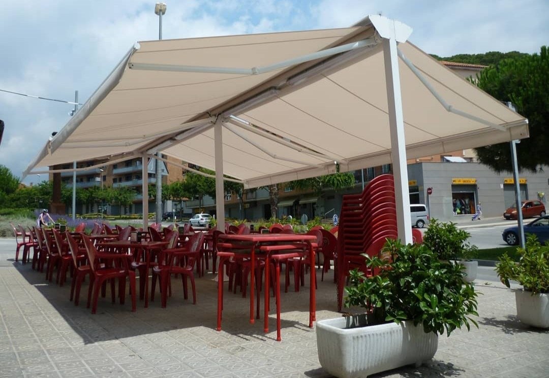 Dehors di un bar con sedie rosse sotto una tenda Duox