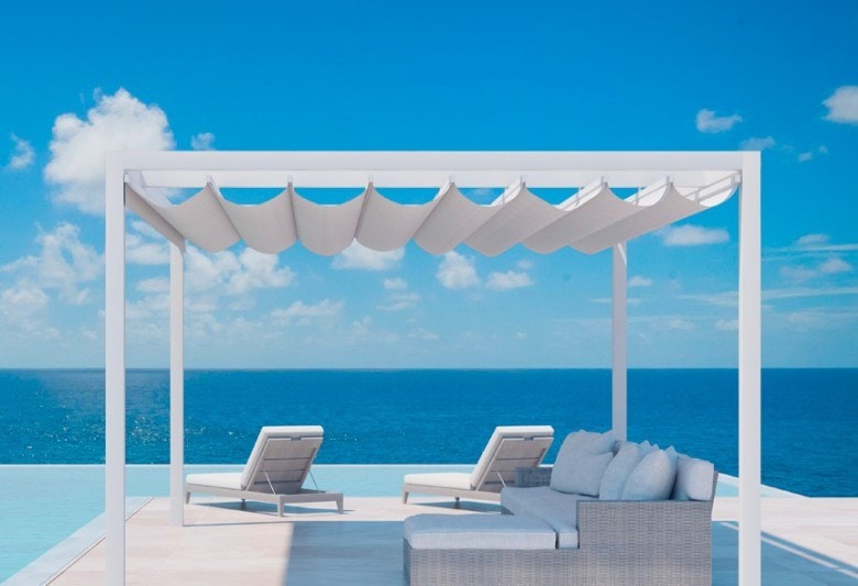 Tendalino Elite Dream bianco su una terrazza con piscina vista mare