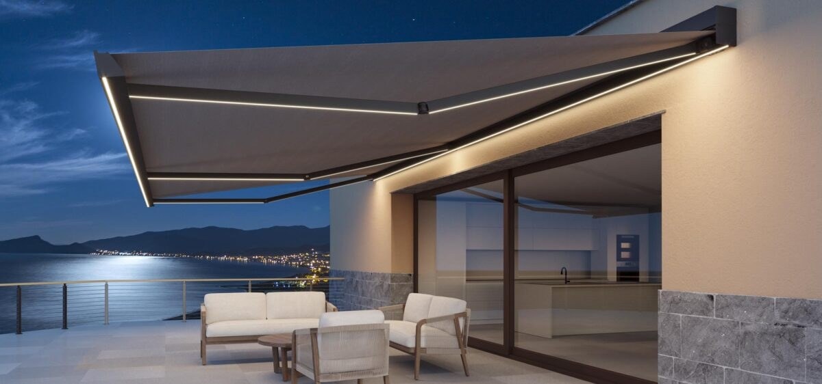 Tenda Esperia KB 400 con luci LED su una terrazza, di sera