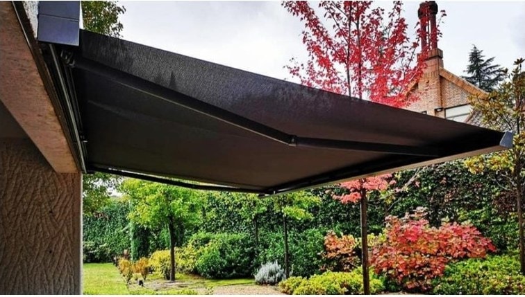 Tenda Esperia KB 400 nera aperta su un giardino fiorito