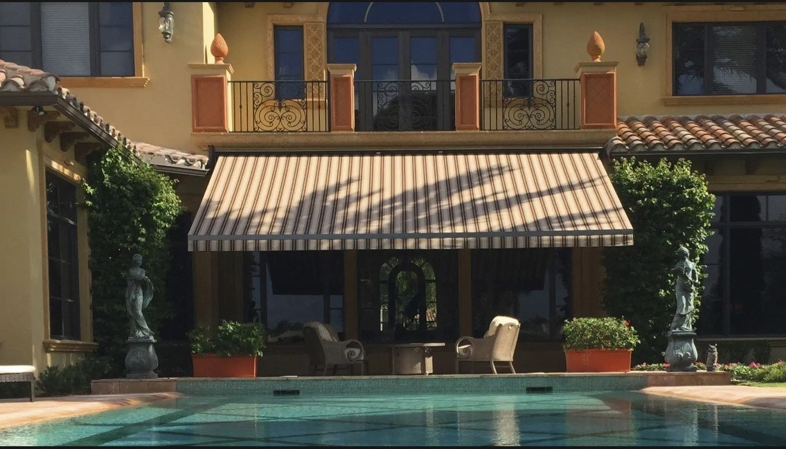 Tenda Eubea 350 a righe davanti a una villa con piscina