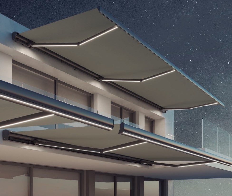 Tende Halcyon 412 con luci LED sui piani di una villa, di notte