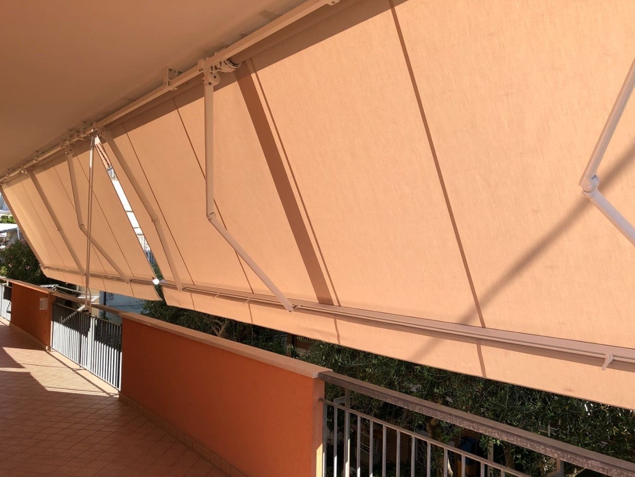 Tende Helix BQ arancioni aperte su un balcone