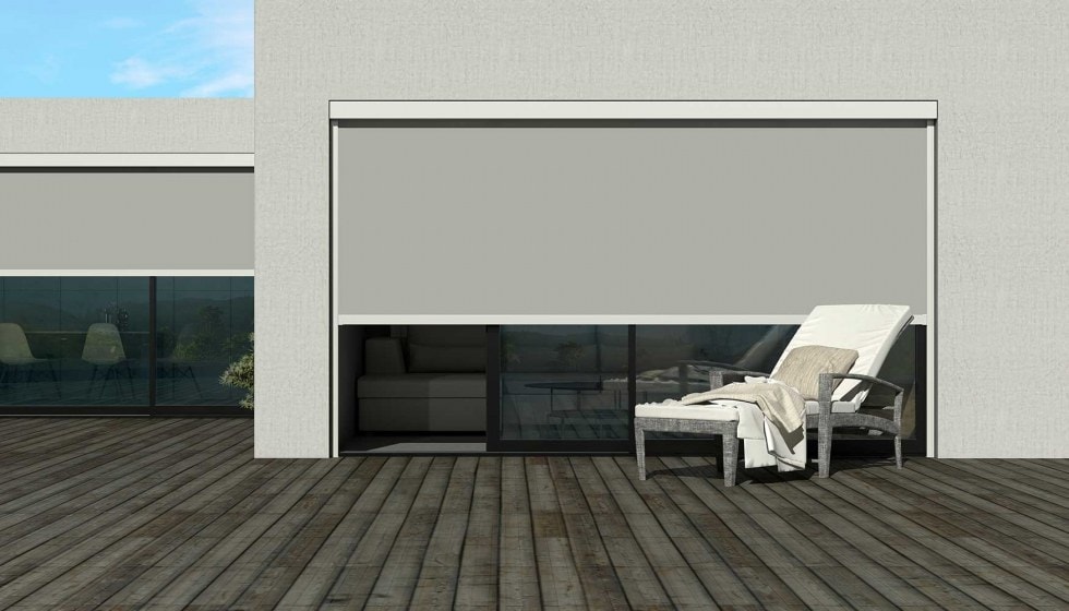 Tenda Niobe 500 Zip abbassata su una vetrata, con un lettino sulla pedana
