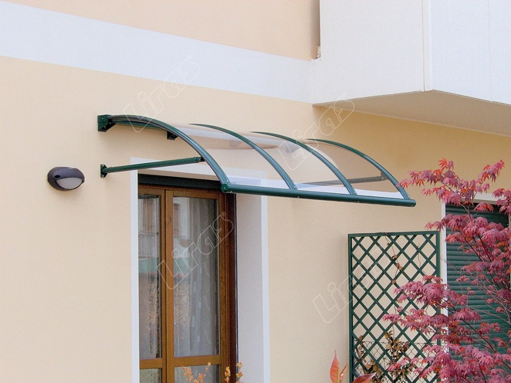 Pensilina a curve verde sopra una porta finestra